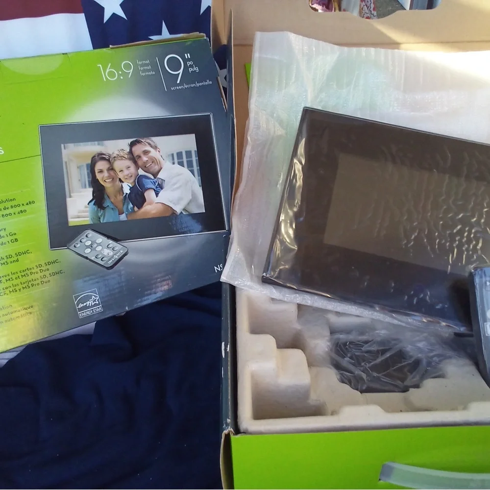 2 frames- Insignia Black Digital Picture Frames